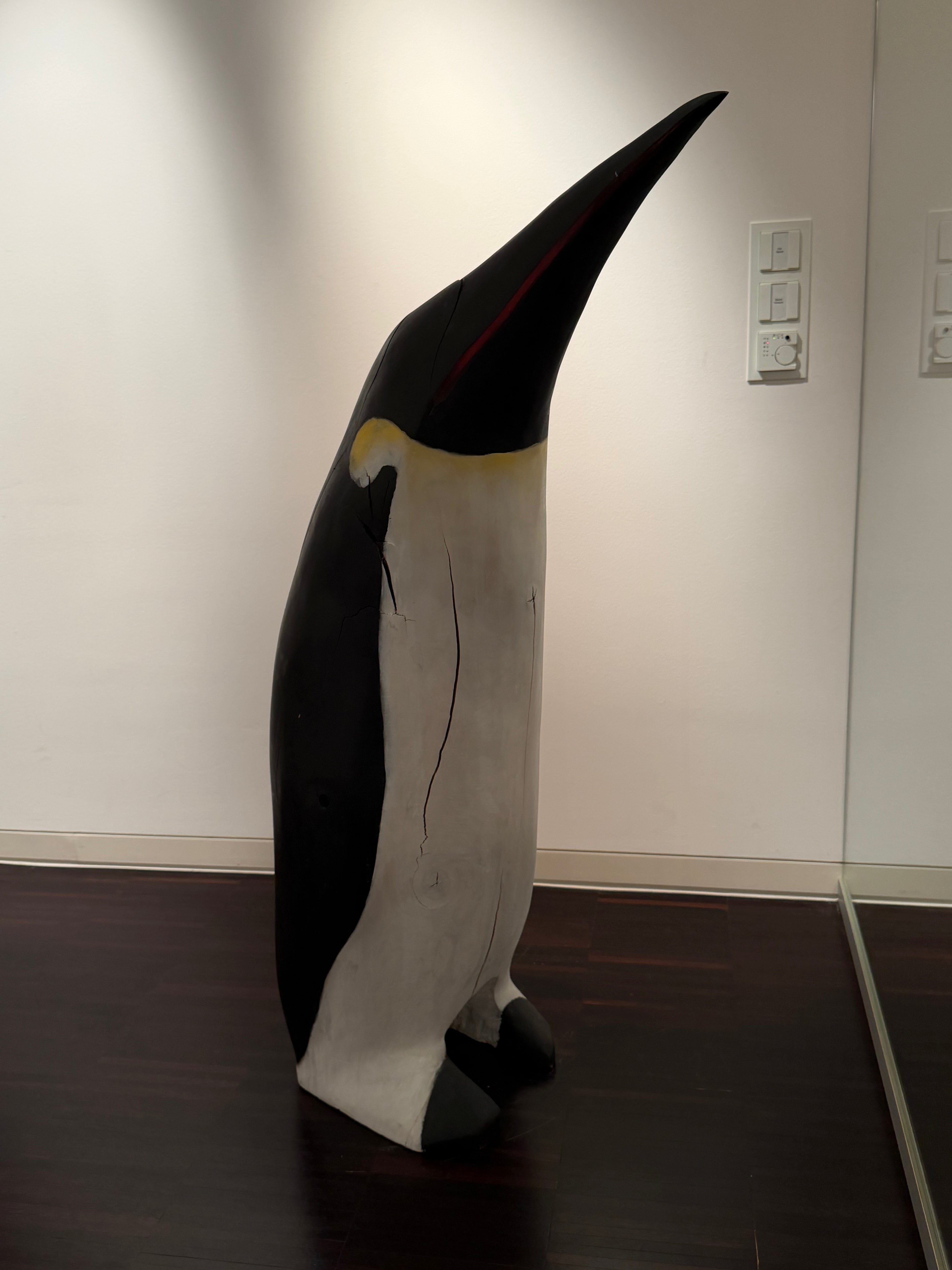 Majestätischer Pinguin - Handgefertigte Holzskulptur