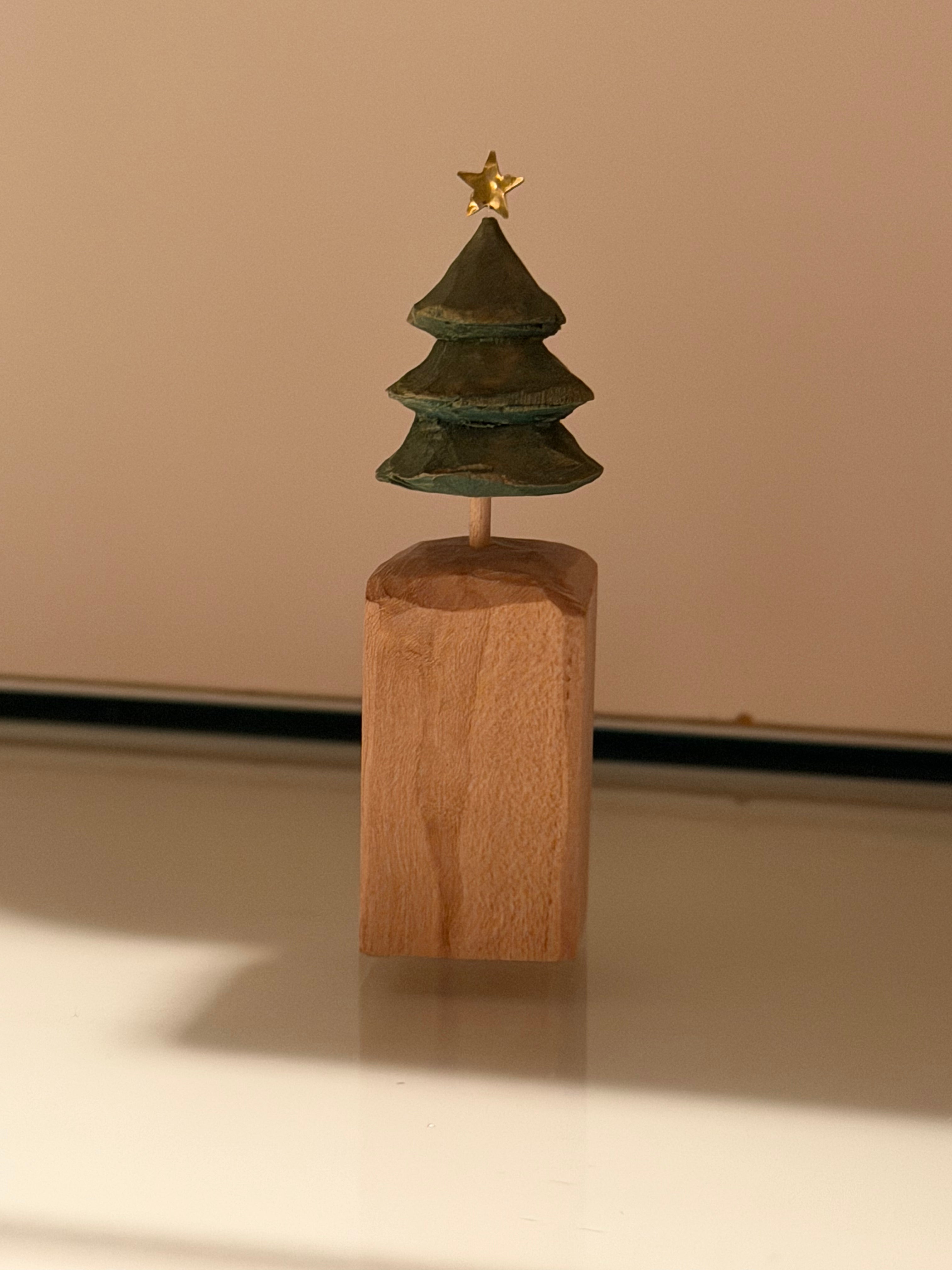 Festlicher Weihnachtsbaum - Handgefertigte Holzskulptur mit Goldstern
