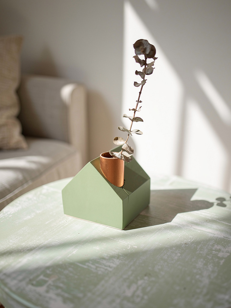 Dekorations-Häuschen Pastell-Grün mit Kupfer-Blumen-Schornstein 8x8cm